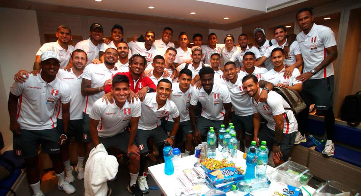 El plantel de Perú tras la victoria en Barranquilla ante Colombia. Foto: FPF