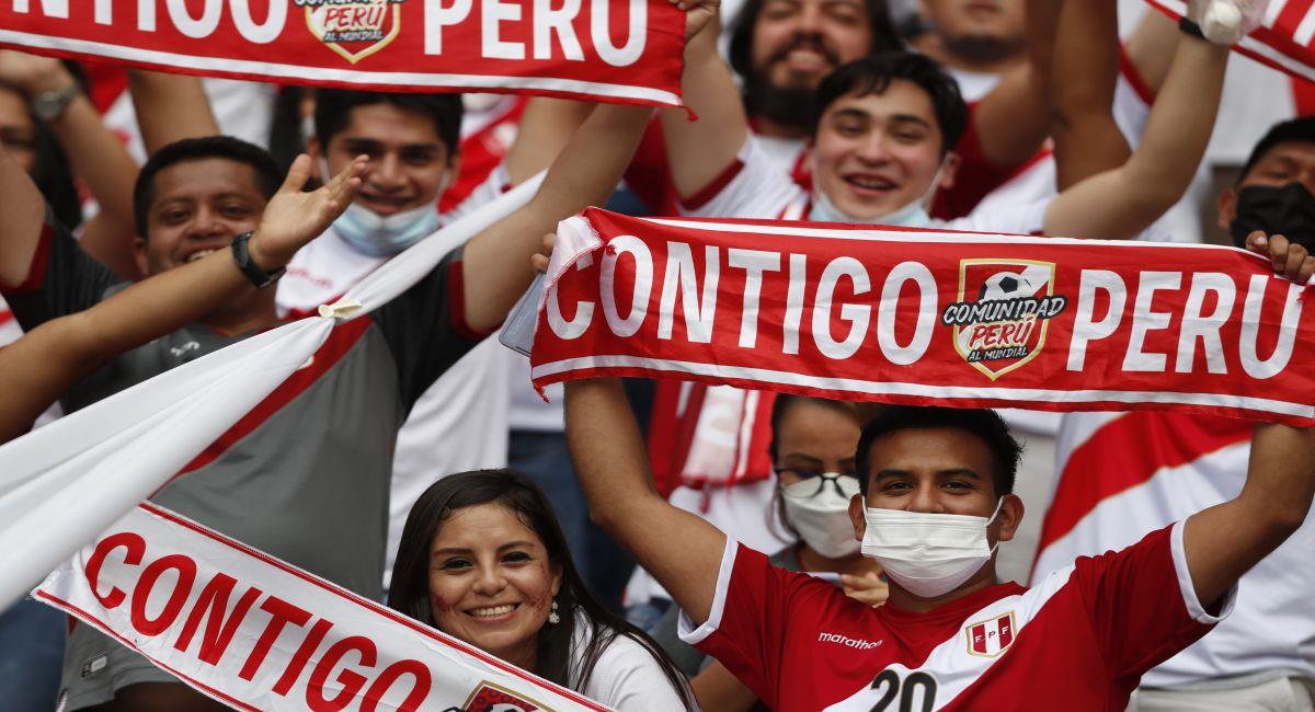Hinchas alentando a la Selección Peruana. Foto: EFE
