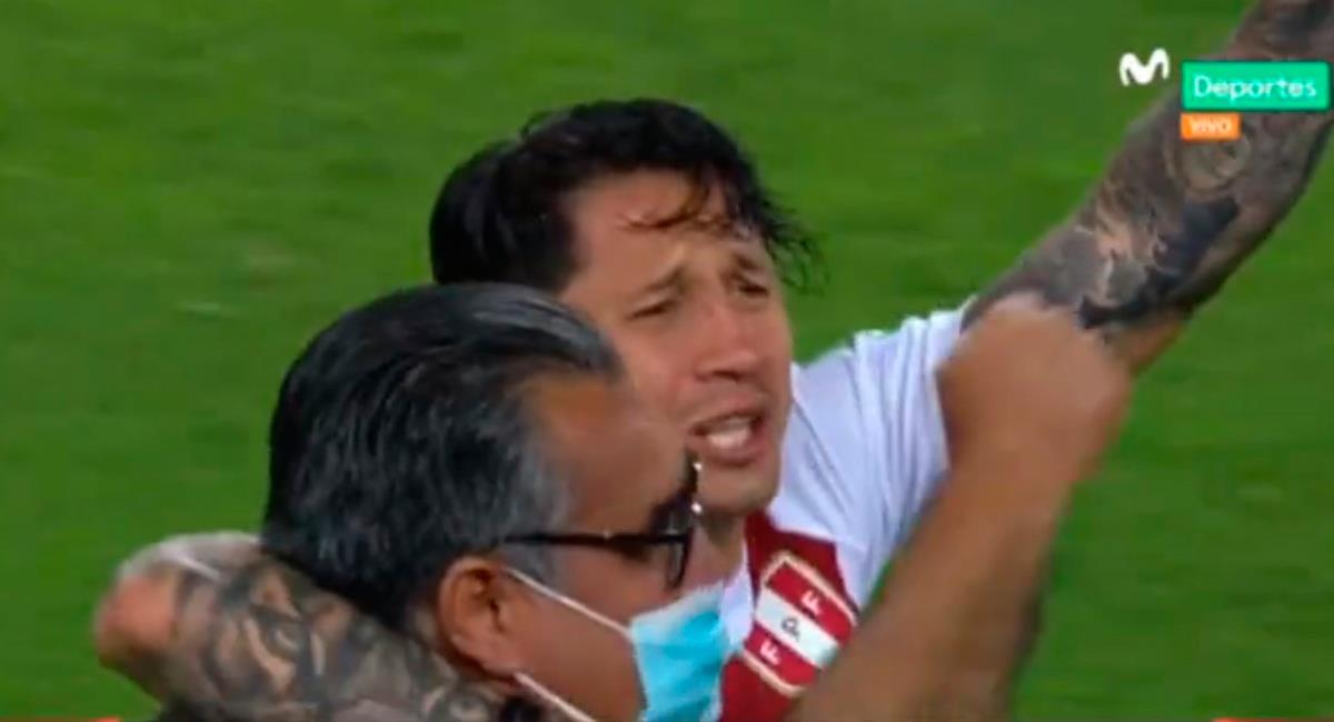 Gianluca Lapadula se emocionó hasta las lágrimas. Foto: Twitter @MovistarDeporPe