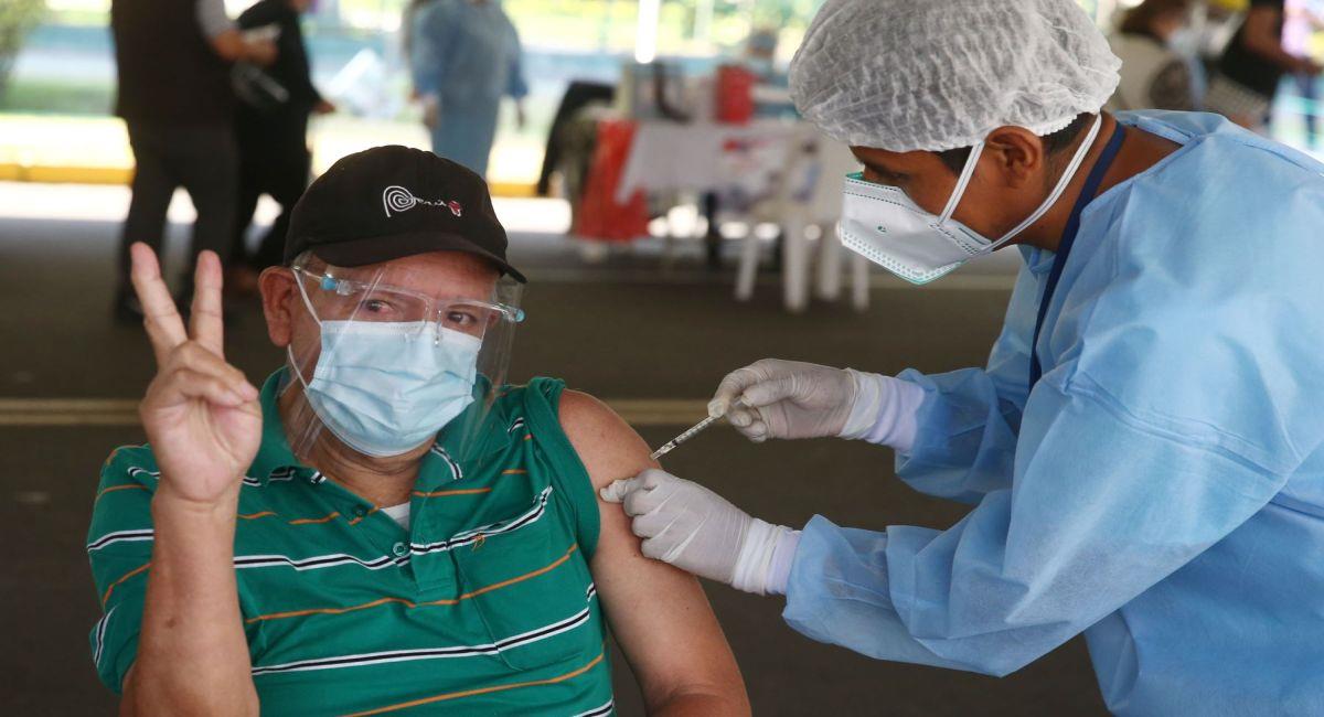 Mayores de 70 años recibirán cuarta dosis de vacuna contra el coronavirus. Foto: Andina