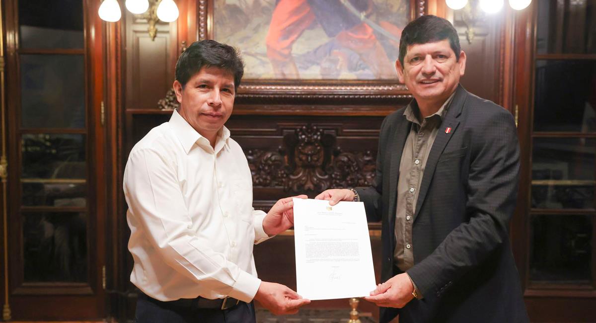 Pedro Castillo le entrega garantías a presidente de la FPF. Foto: Twitter @presidenciaperu