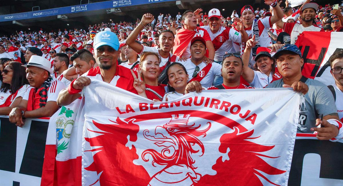 Hinchas peruanos en el último amistoso en Barcelona. Foto: EFE