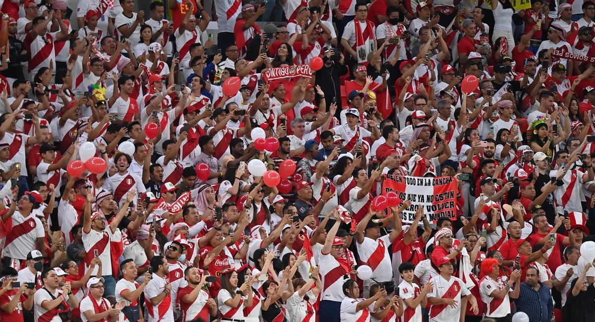 Peruanos abarrotaron el Ahmad Bin Ali Stadium. Foto: EFE