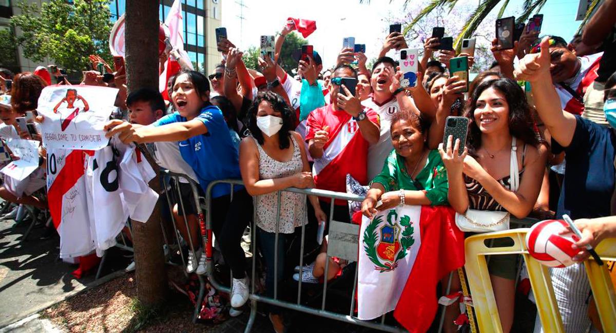 Hinchas hacen sentir su aliento a la Selección Peruana. Foto: FPF
