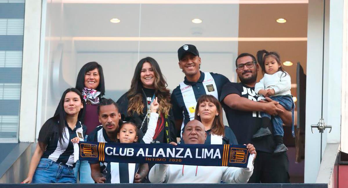 Renato Tapia posó con camiseta de Alianza Lima. Foto: Twitter @rsifuentesb