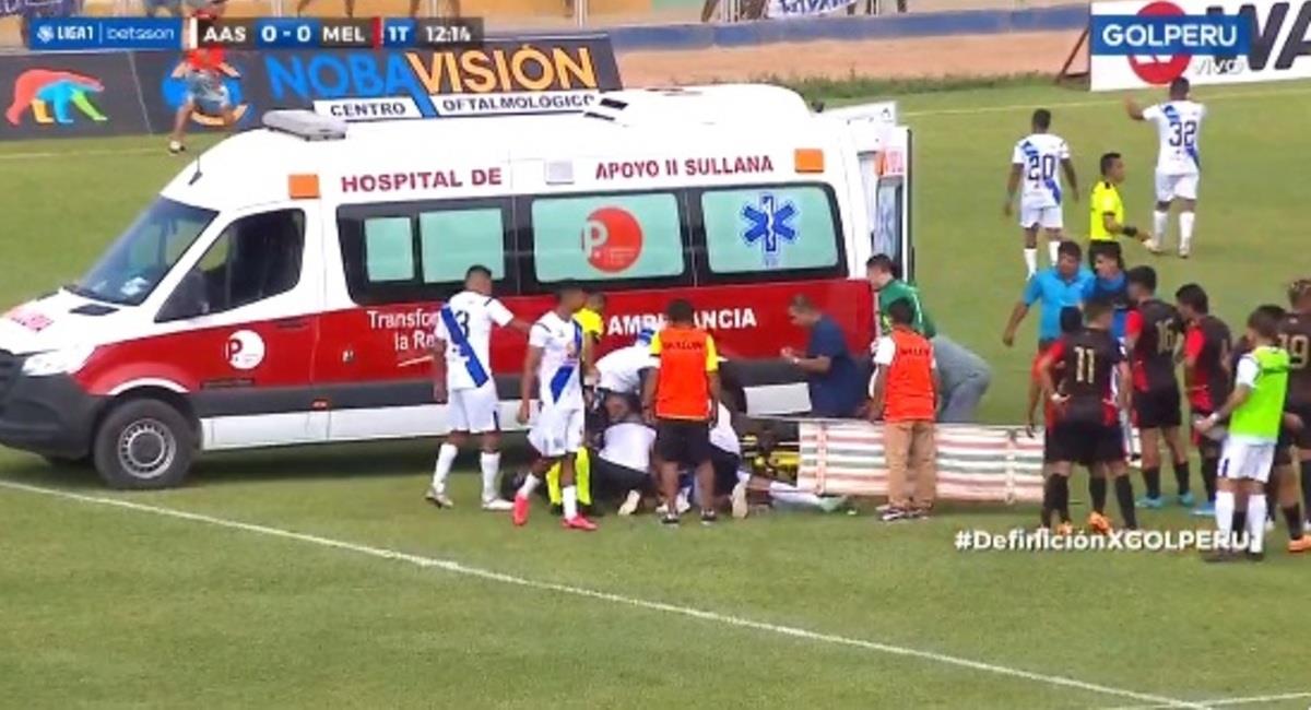Adrián Fernández fue retirado en ambulancia. Foto: Gol Perú