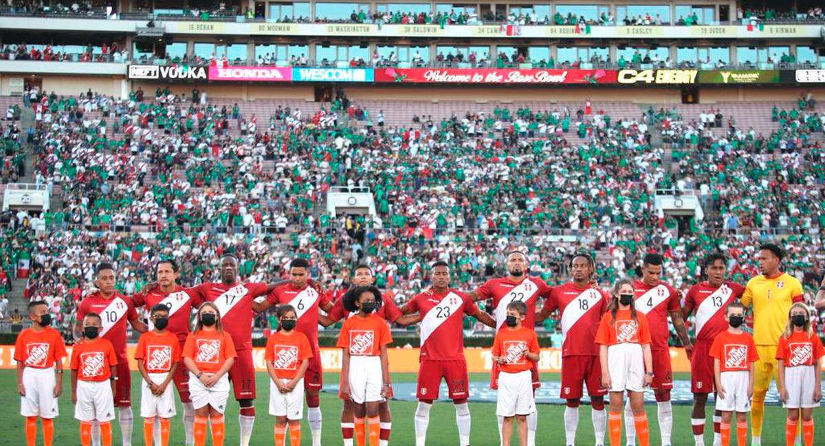 Perú entonó el himno nacional en el Rose Bowl. Foto: FPF