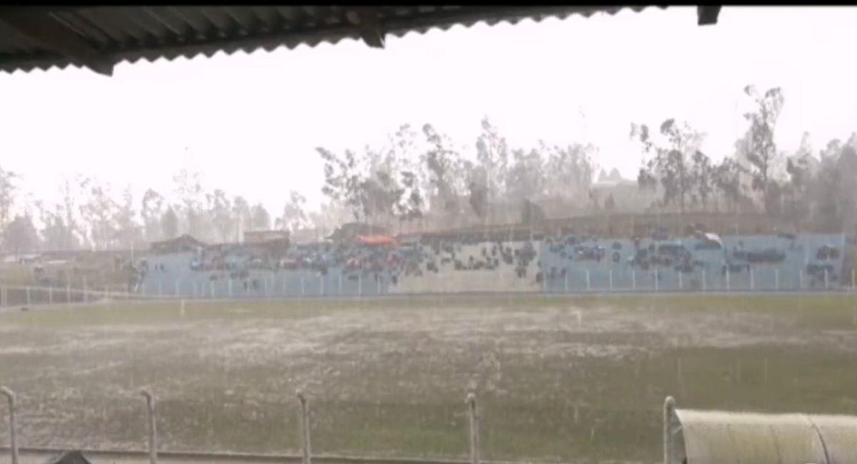 Lluvia en Bambamarca suspende el partido entre Volante y Rosario. Foto: Captura