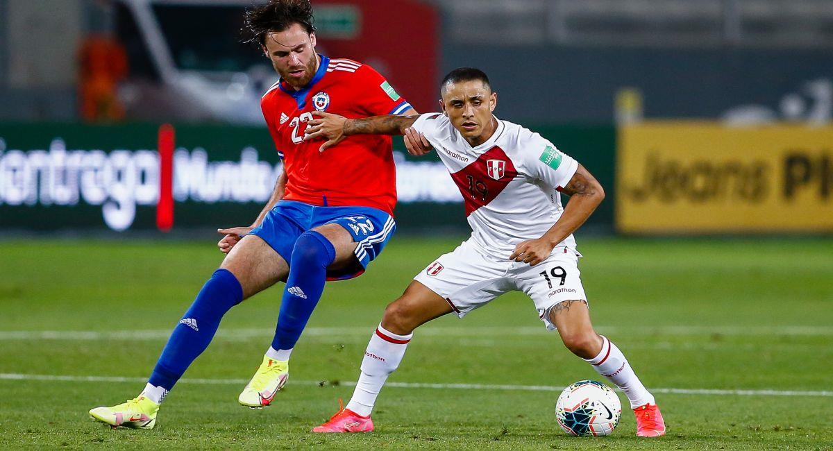 Perú y Chile siguen soñando con llegar a Qatar 2022. Foto: FPF