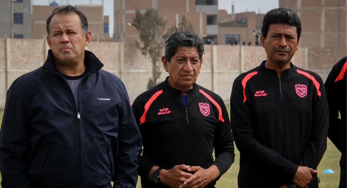 Juan Reynoso visitó los entrenamientos de Carlos Stein. Foto: Facebook FC Carlos Stein