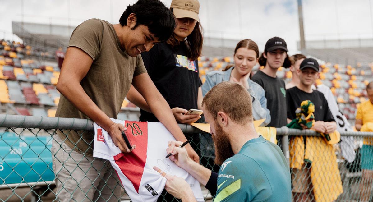 Andrew Redmayne firmó camiseta a hincha peruano. Foto: Twitter @Socceroos