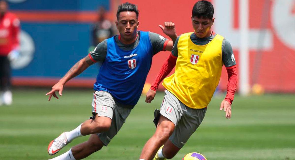 Cueva entrenando con la Selección Peruana. Foto: FPF