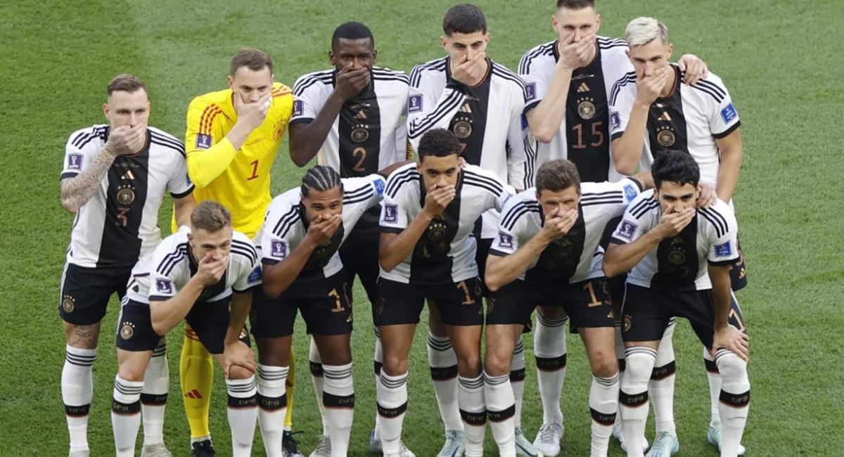 Selección Alemana se cubrió la boca a modo de protesta en su debut mundialista en Qatar 2022. Foto: EFE