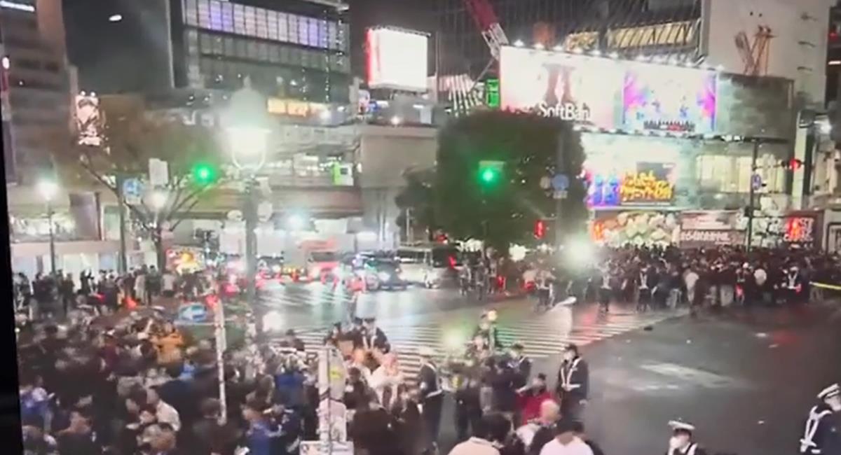 Eufórica celebración de japoneses no interrumpió tránsito vehicular. Foto: Twitter @marcodzs