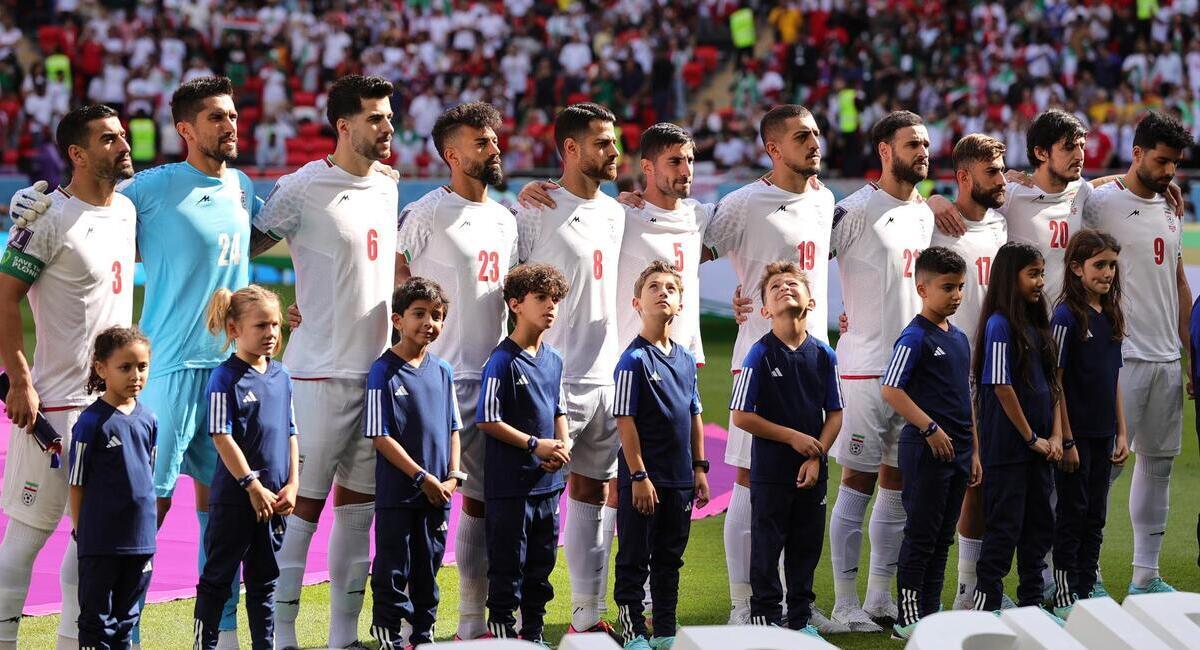 Irán entona el himno ante Gales. Foto: EFE