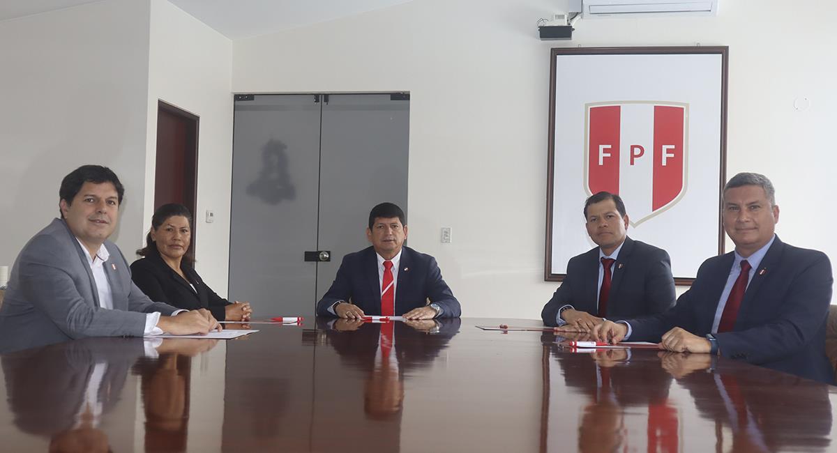 En la foto figuran el presidente de la FPF, Agustín Lozano, la flamante presidenta de la CONAR, Carmen Retuerto y su directiva. Foto: Federación Peruana de Fútbol