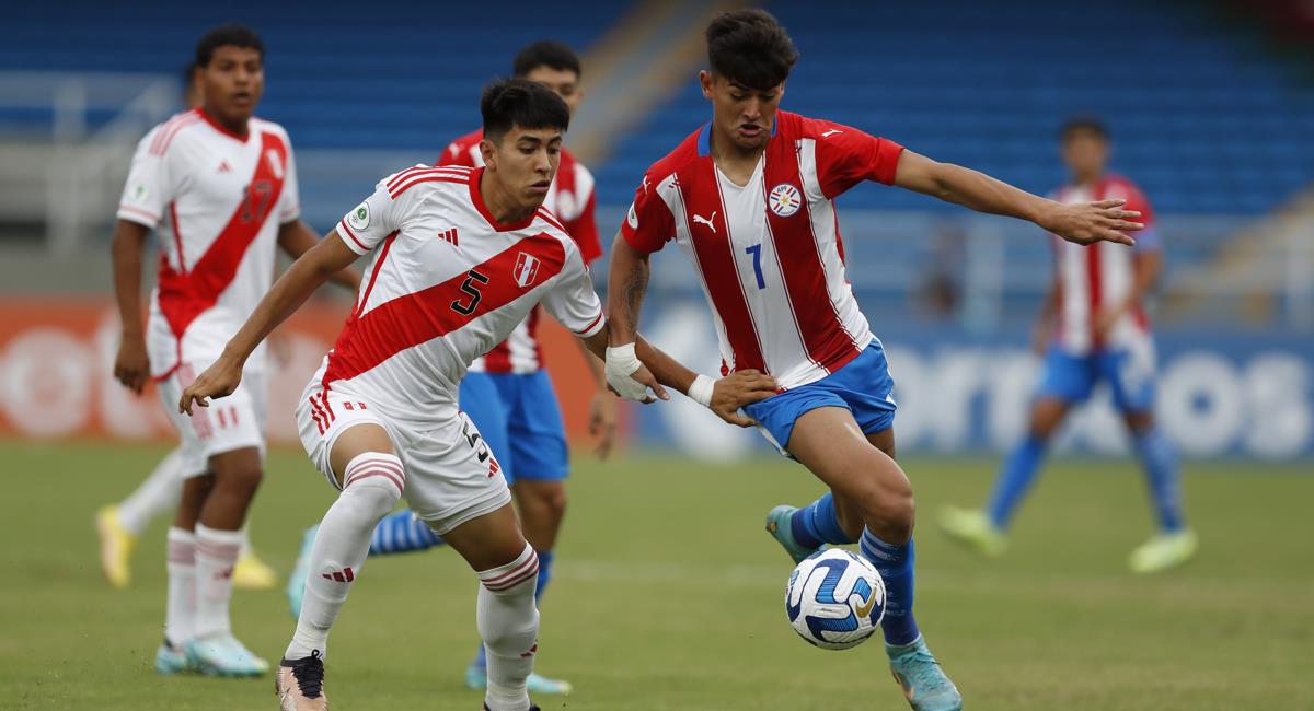 Diego González  de Paraguay disputa un balón con Junior Aguirre de Perú. Foto: EFE