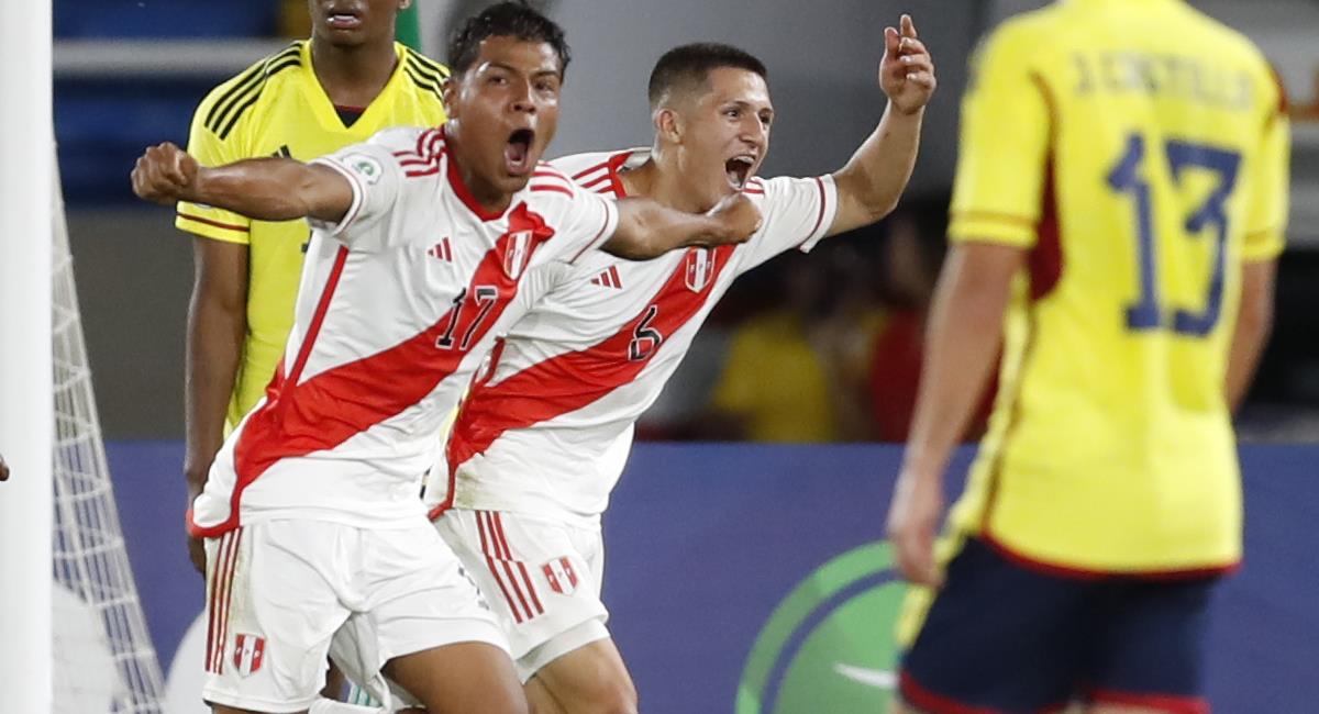 La Selección Peruana celebrando el gol ante Colombia. Foto: EFE