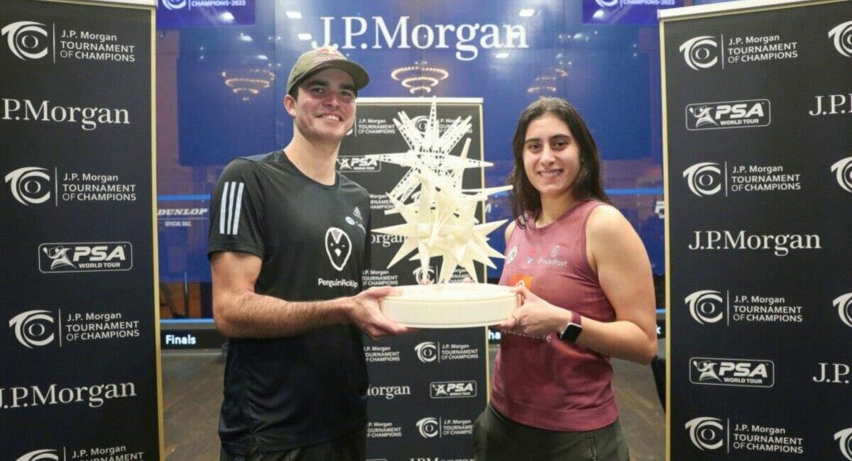 Diego Elías recibiendo su nuevo trofeo. Foto: Twitter @PSAWorldTour