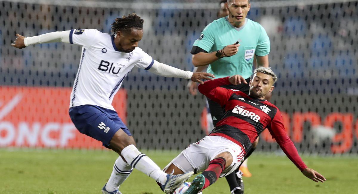 André Carrillo jugando ante Flamengo. Foto: EFE