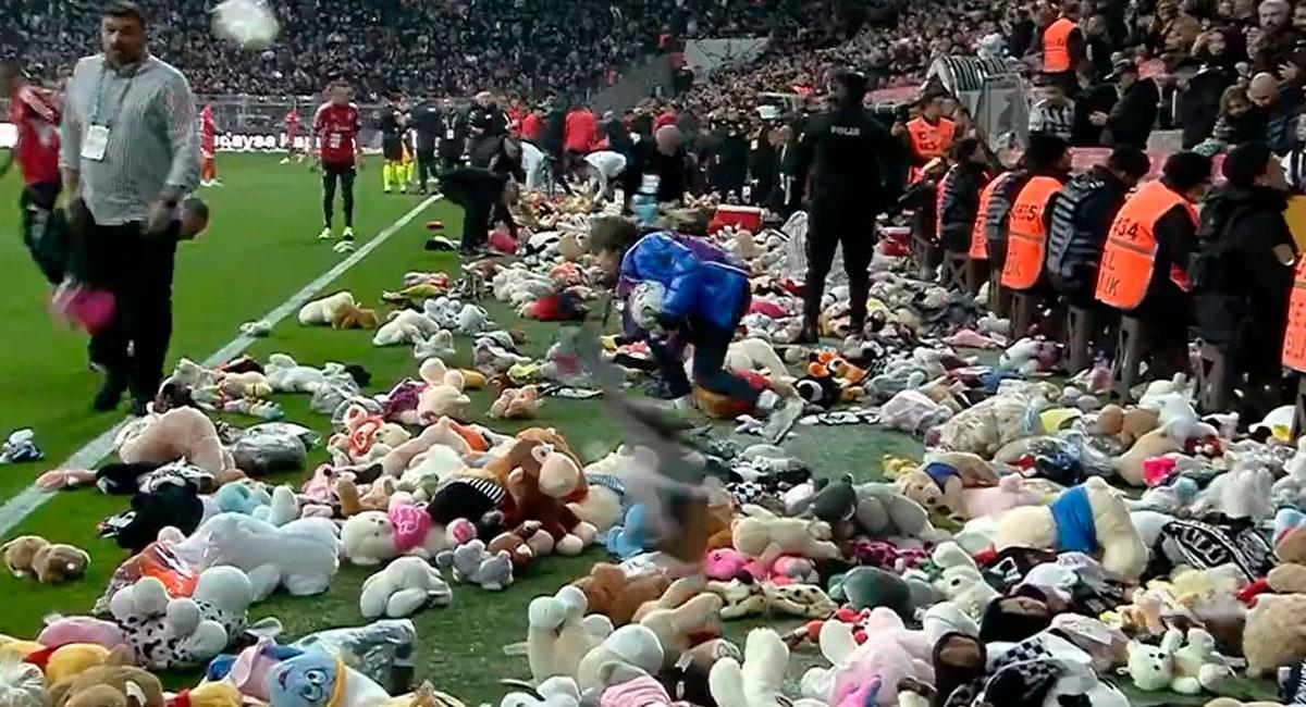 Hinchas de Besiktas lanzaron muñecos al campo. Foto: Captura Twitter