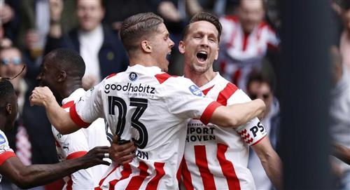 PSV golea al Ajax y se acerca al Feyenoord