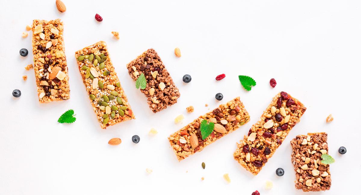 Las barras de cereales son una perfecta elección para comer sano antes de ir a jugar fútbol. Foto: Shutterstock