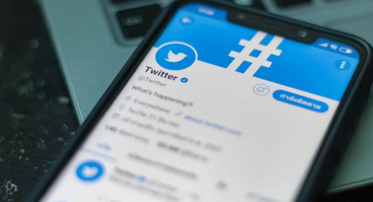 Cuentas de Twitter no verificadas solo podrán leer 600 tuits al día. Foto: Shutterstock