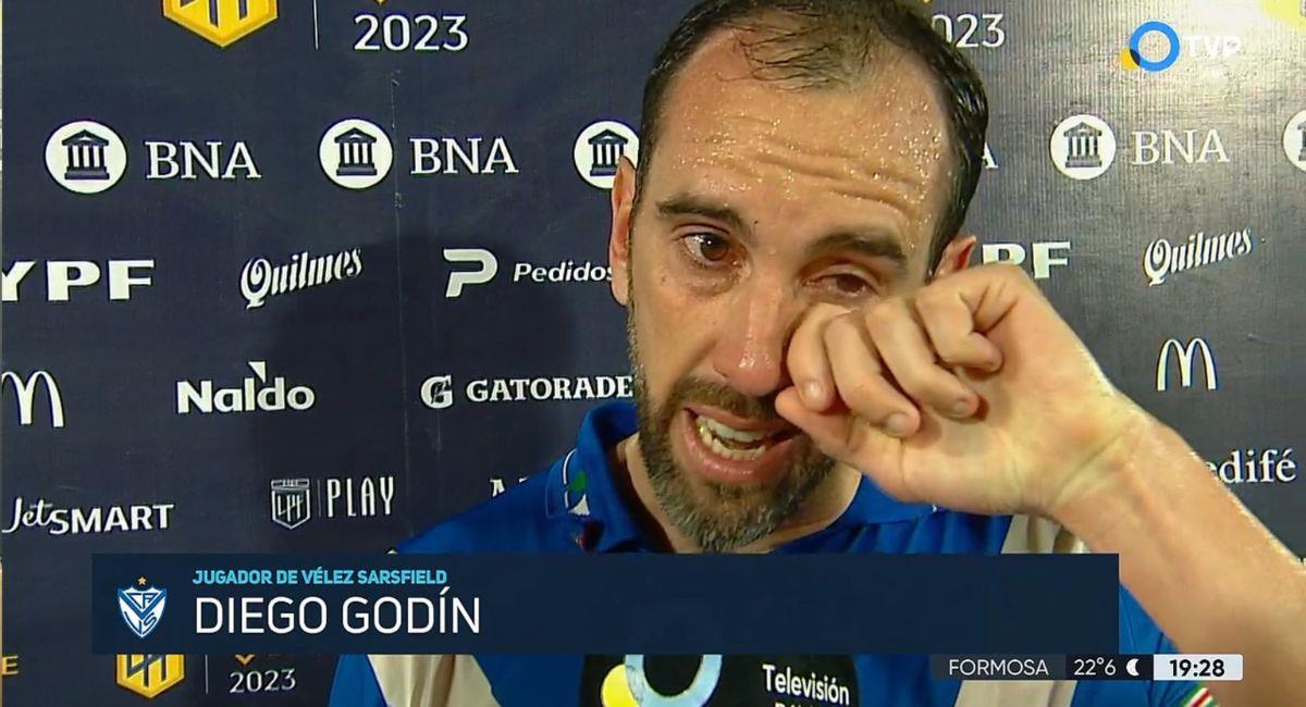 Diego Godín, entre lágrimas, cuelga los botines en el fútbol. Foto: Captura: Televisión Argentina