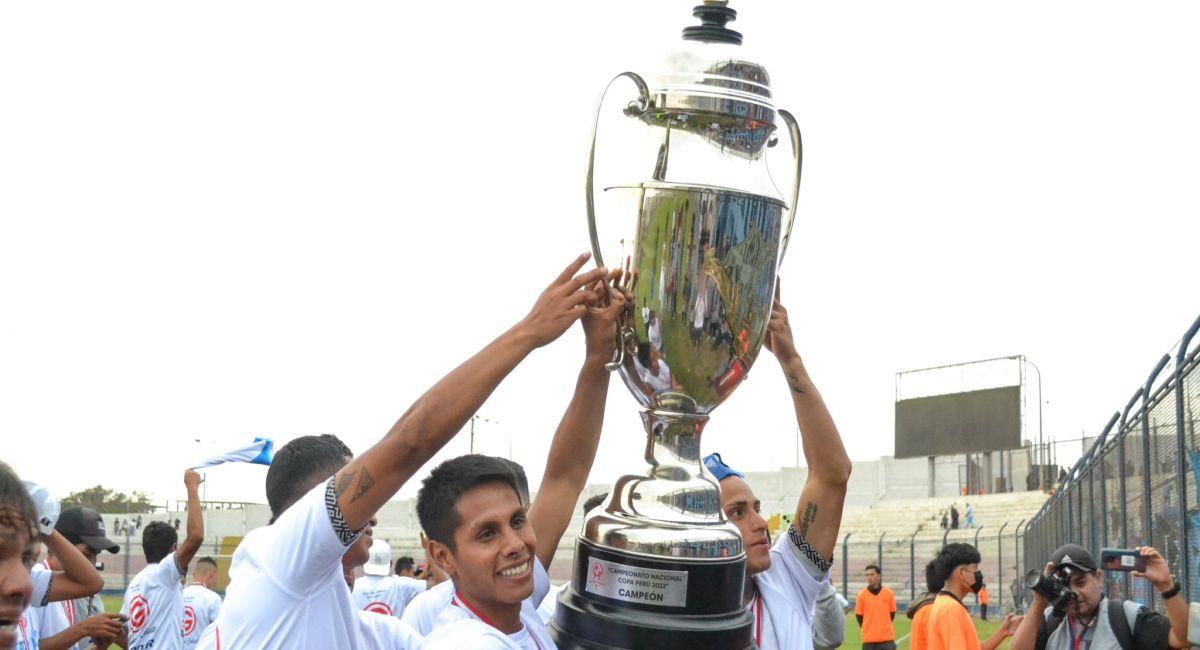 Trofeo de la Copa Perú. Foto: Twitter Copa Perú