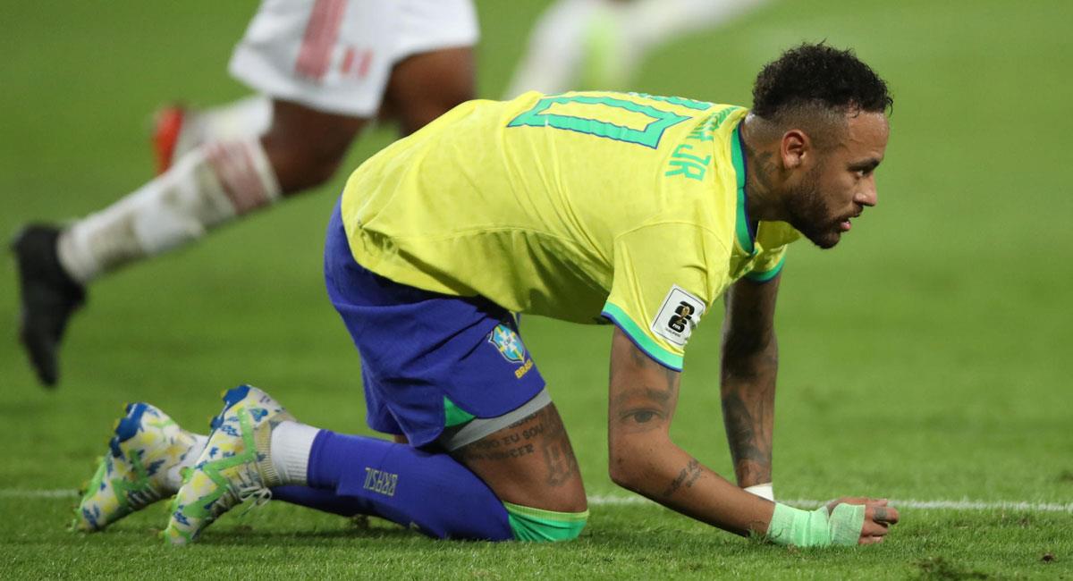 Neymar se quejó del campo del Estadio Nacional. Foto: EFE