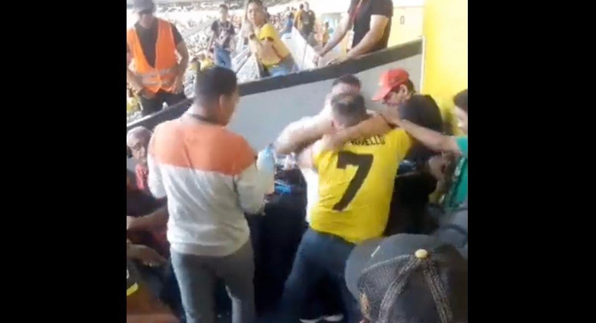 Periodistas ecuatorianos se pelean en palco del estadio. Foto: Captura