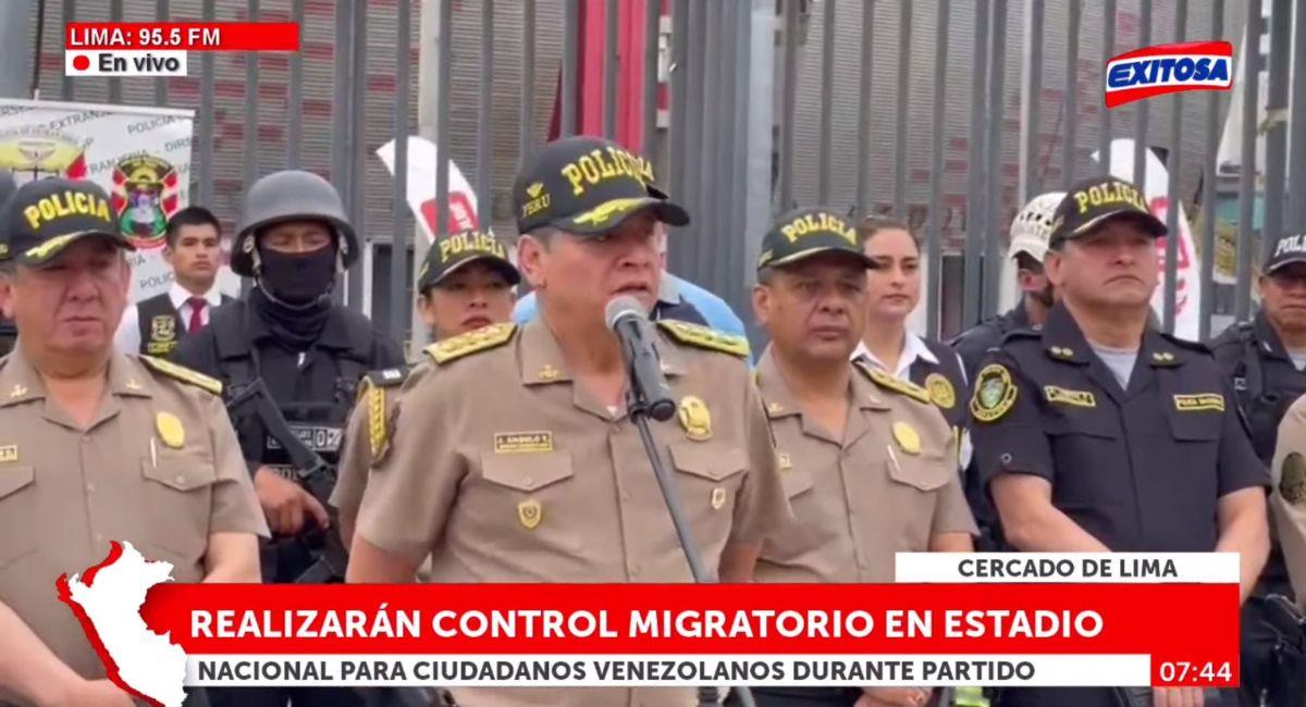 Control migratorio en el Estadio Nacional. Foto: Twitter @exitosape