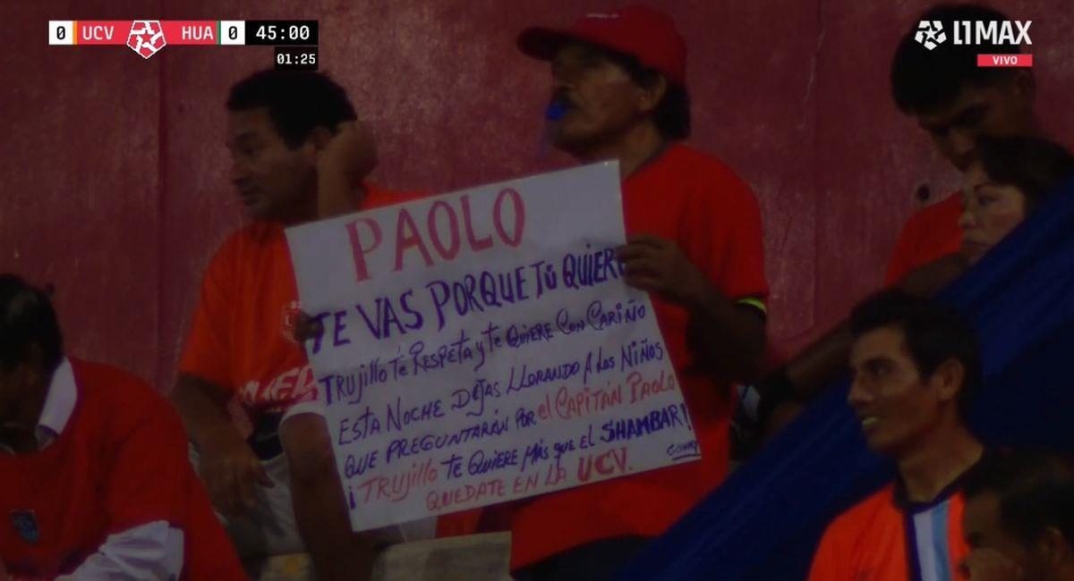 Hinchas trujillanos esperan a Paolo Guerrero. Foto: Captura