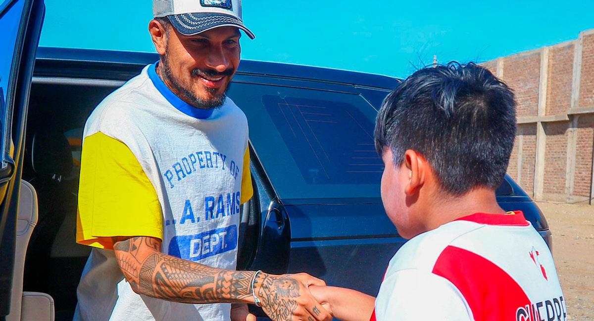 Paolo Guerrero con pequeño hincha en Trujillo. Foto: Twitter @clubucv