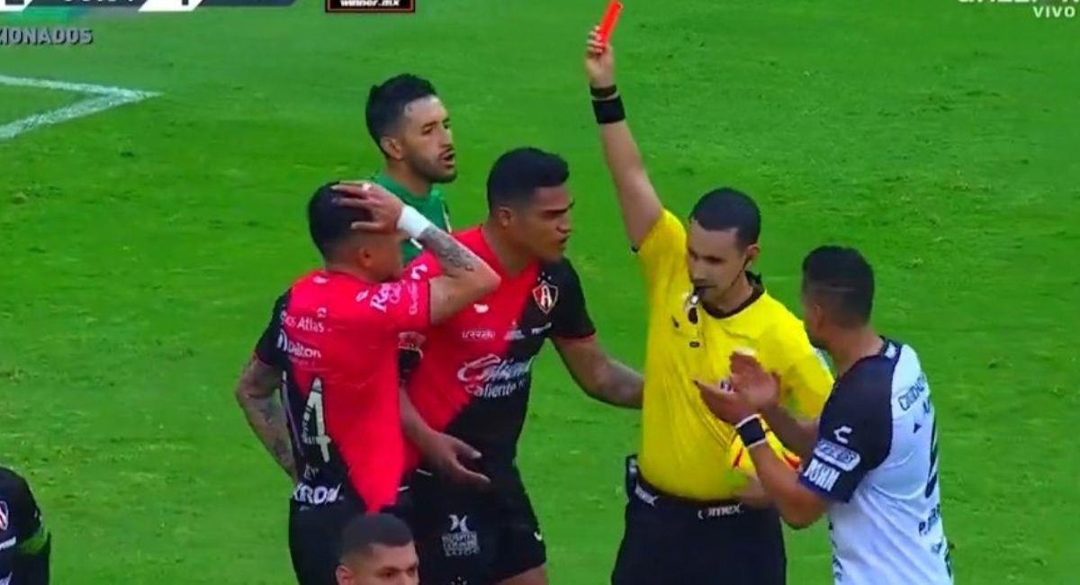 Anderson Santamaría recibió una nueva tarjeta roja con camiseta del Atlas. Foto: Captura