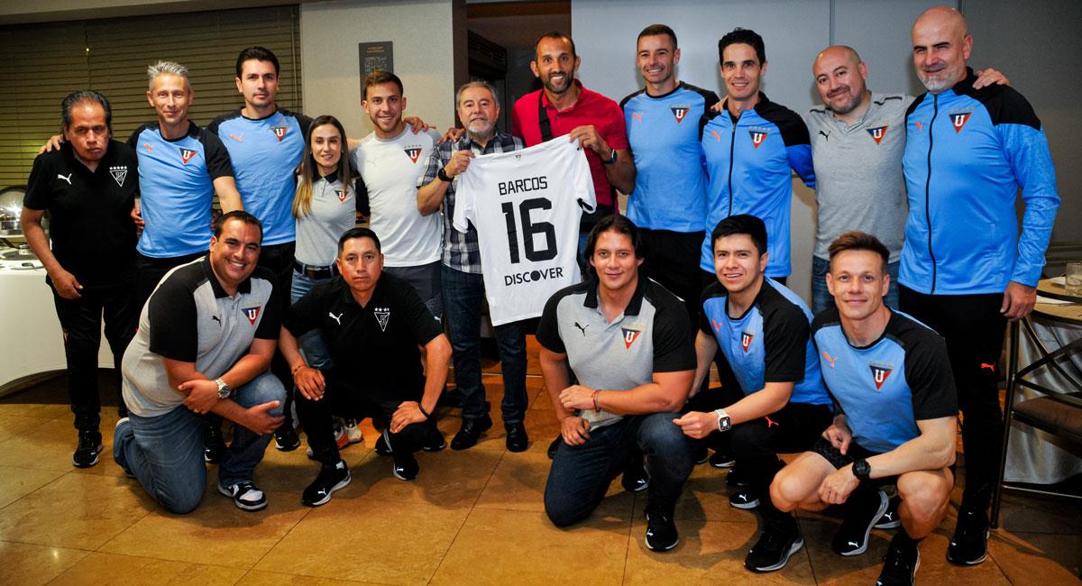 Hernán Barcos con la delegación de LDU de Quito. Foto: Facebook Liga Deportiva Universitaria