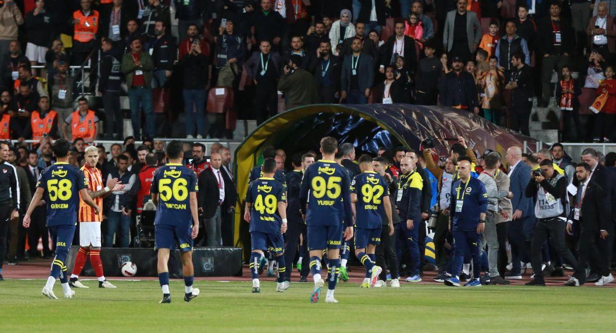 Fenerbahçe dejó el campo de juego en la Supercopa de Turquía. Foto: EFE