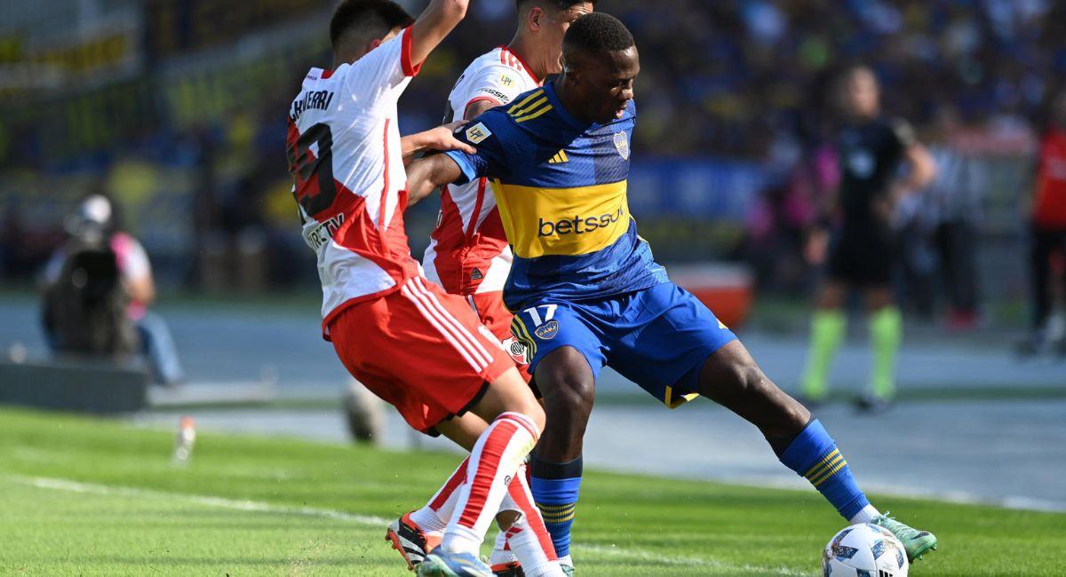 Boca y Advíncula se clasificó a la semifinal de la Copa de la Liga tras dejar en el camino a River Plate. Foto: EFE