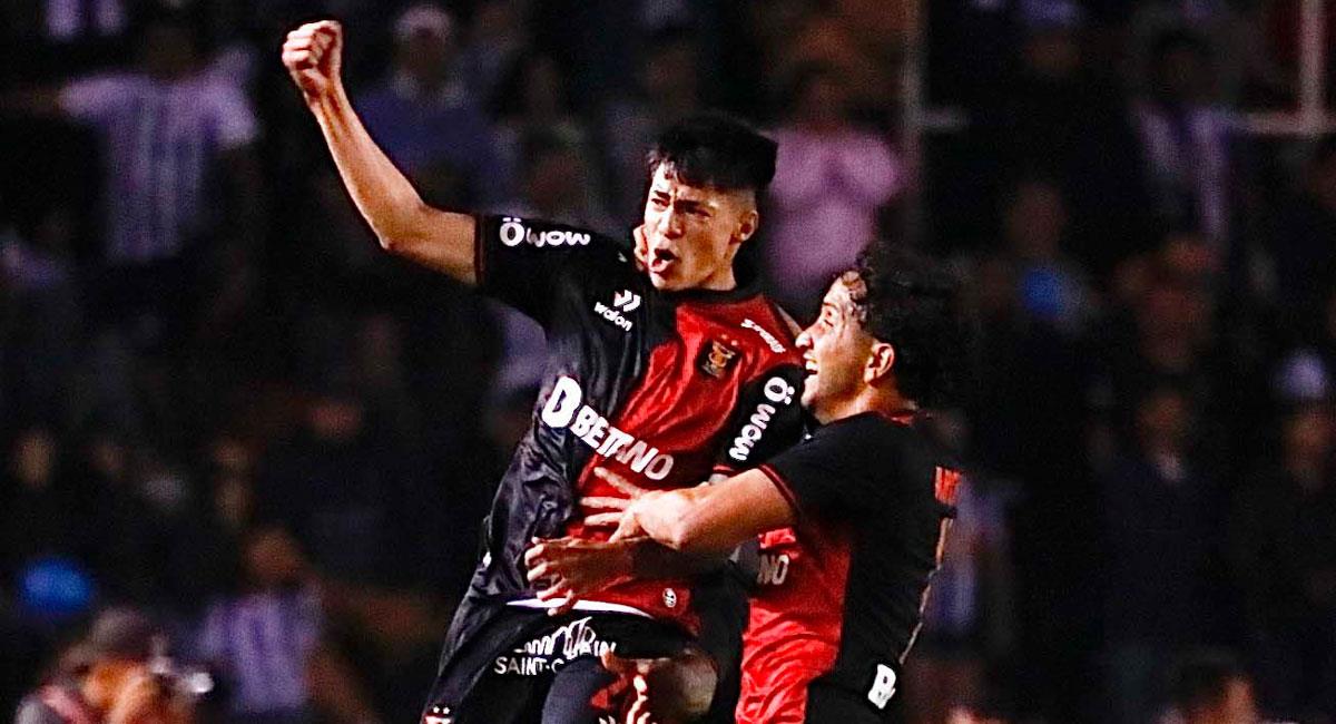 Kenji Cabrera celebra su gol frente a Alianza Lima. Foto: FPF